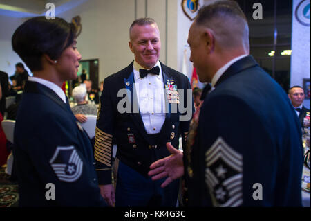 Le chef de l'US Air Force Master Sgt. Matthieu M. Caruso, chef de soldats du Commandement de transport des États-Unis commande, vous introduit à la commande de l'armée américaine le Sgt. Le major John W. Troxell, Senior s'enrôle Conseiller du Président de l'état-major interarmées, au cours de la commande de transport américain (l'USTRANSCOM) 30e anniversaire ballon mixte, Scott Air Force Base, dans l'Illinois, le 6 octobre 2017. L'USTRANSCOM est un commandement de combat fonctionnelle, unifiée qui fournit une solide capacité de mobilité stratégique à travers le monde utilisant des personnes, des camions, des trains, des wagons, des aéronefs, des navires, des systèmes d'information et infrastructure, et Banque D'Images