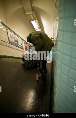 L'autre, le vieux sisyphe - 16/06/2012 - - ce vieil homme je surnomme sisyphe renvoie toujours à métro Opéra. Il habite là dans l'ancien la voie de l'homme dans toute sa vie privée. - Les yeux de milliers de passants. - Son endroit semble être de toute évidence, dans une maison de soins infirmiers. - Sylvain leser / le pictorium Banque D'Images