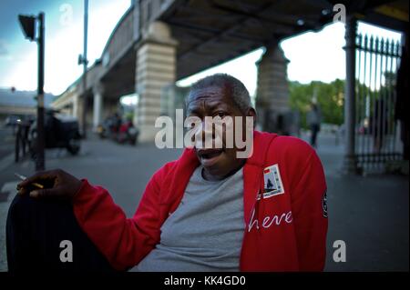 Pauvreté urbaine - 11/07/2012 - - Frank le sans-abri de la station de métro Quai de la Gare; - il me rappelle ce soir que Socrates a dit que nous devons faire le bien. - Sylvain Leser / le Pictorium Banque D'Images