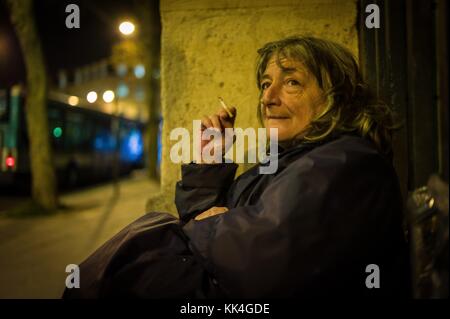 Merde en france - 05/03/2013 - France / Ile-de-France (région) / Paris - Christine le Mexicain dans le poncho qui passe deux ans ses nuits et jours se sont assis sur le bord de la clôture vdu jardin des plantes de Paris. Elle est depuis sept ans dans la rue. - Sylvain Leser / le Pictorium Banque D'Images