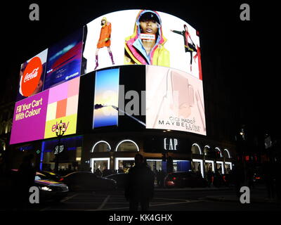 Le vendredi noir au Piccadilly 'la courbe' est un programme d'installation de hi tech montrant des images en HD Novembre 2017 Banque D'Images