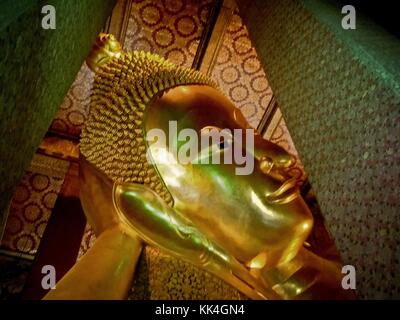 'Images' du Bouddha de Thaïlande - 21/11/2008 - 'images' du Bouddha de Thaïlande - Viharn du Bouddha couché, situé sur le site de Wat Pho à Bangkok, le Bouddha couché, 46 mètres de long et 15 mètres de haut, il représente une tentative de submerger les démons puissants et de le convaincre que sa puissance n 'n'est pas suprême. - Sylvain Leser / le Pictorium Banque D'Images