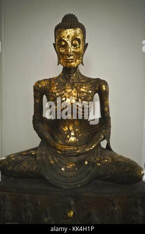 'Images' du Bouddha de Thaïlande - 24/11/2008 - 'images' du Bouddha de Thaïlande - Statue de Bouddha émaciée dans un temple de Bangkok - Sylvain Leser / le Pictorium Banque D'Images