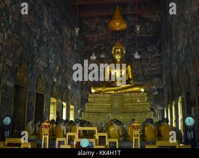 'Images' du Bouddha de Thaïlande - 24/11/2008 - 'images' du Bouddha de Thaïlande - Bouddha et les faux moines - Sylvain Leser / le Pictorium Banque D'Images