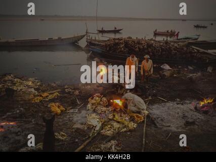 Crémation de Manikarnika à Varanasi - 27/11/2009 - Inde / Uttar Pradesh / Benares - préparation d'un pieu funéraire. Manikarnika Ghat est l'un des ghats de Varanasi et est plus connu pour être un lieu de crémation hindoue. - Sylvain Leser / le Pictorium Banque D'Images