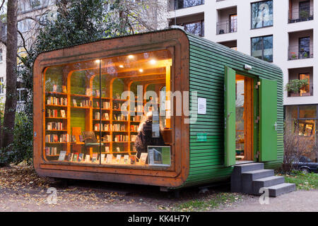 Allemagne, Cologne, premier kiosque allemand pour les livres appelé minibib au Stadtgarten, au 'minibib', les gens peuvent prêter des livres gratuitement. Pas de données personnelles Banque D'Images