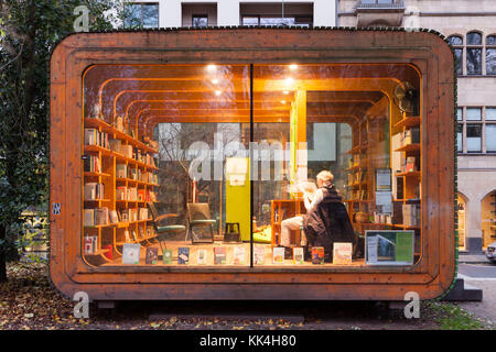 Allemagne, Cologne, premier kiosque allemand pour les livres appelé minibib au Stadtgarten, au 'minibib', les gens peuvent prêter des livres gratuitement. Pas de données personnelles Banque D'Images