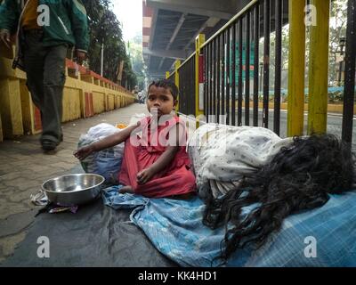 Le mendieur de Kolkata - 09/01/2010 - - le mendieur de Kolkata - UNE fille et sa mère vivant sur un trottoir du quartier des affaires de Calcutta - Sylvain Leser / le Pictorium Banque D'Images