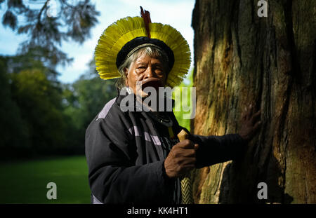 Les indiens kayapo raoni chef au château de Cheverny - 24/09/2011 - France / Loir et Cher / cheverny - raoni avant qu'une des séquoias dans le parc. - Sylvain leser / le pictorium Banque D'Images