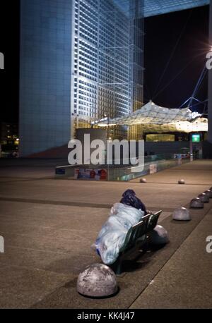 Pauvreté urbaine - 15/10/2012 - France / Ile-de-France (région) / Puteaux - dormir dehors dans des sacs en plastique - Sylvain Leser / le Pictorium Banque D'Images