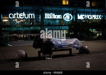 Pauvreté urbaine - 15/10/2012 - France / Ile-de-France (région) / Puteaux - pauvreté urbaine - dormir dehors dans des sacs en plastique - Sylvain Leser / le Pictorium Banque D'Images