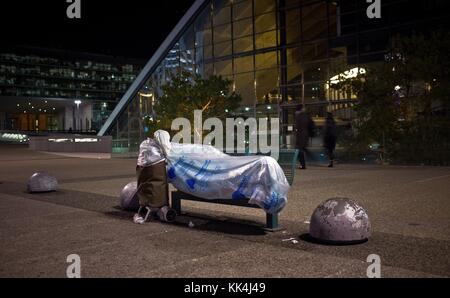 Pauvreté urbaine - 15/10/2012 - France / Ile-de-France (région) / Puteaux - pauvreté urbaine - dormir dehors dans des sacs en plastique - Sylvain Leser / le Pictorium Banque D'Images