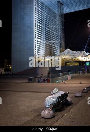 Pauvreté urbaine - 15/10/2012 - France / Ile-de-France (région) / Puteaux - dormir dehors dans des sacs en plastique - Sylvain Leser / le Pictorium Banque D'Images