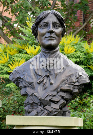 Buste en bronze de Mary Webb 1881-1927 Shropshire un romancier et poète dans le parc du château Gates Library, Shrewsbury, Shropshire, England, UK Banque D'Images