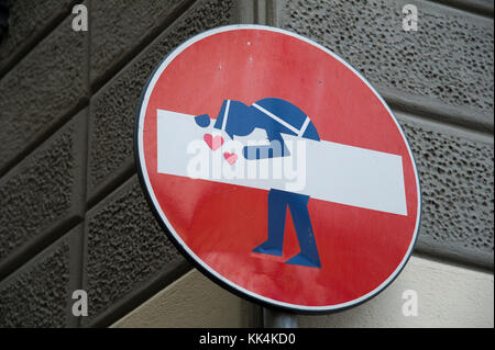 Funny pas d'entrée panneau routier à Florence, Toscane, Italie. 29 août 2017 © Wojciech Strozyk / Alamy Stock Photo *** *** légende locale Banque D'Images