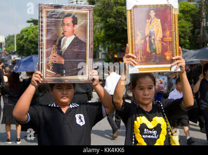 Les gens détiennent portraits du roi près de Sanam Luang où l'enterrement et la crémation du roi de Thaïlande, Bhumibol Adulyadej. Banque D'Images