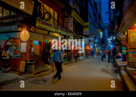 Thamel, Katmandou Népal - Octobre 02, 2017 : Vue de nuit des personnes non identifiées, la marche et l'achat dans les rues de Thamel. thamel est un quartier commercial à Katmandou, capitale du Népal. L'un de l'attraction touristique populaire à Katmandou Banque D'Images