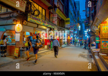 Thamel, Katmandou Népal - Octobre 02, 2017 : Vue de nuit des personnes non identifiées, la marche et l'achat dans les rues de Thamel. thamel est un quartier commercial à Katmandou, capitale du Népal. L'un de l'attraction touristique populaire à Katmandou Banque D'Images