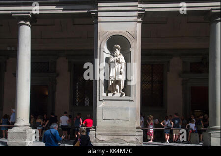 Statue de léonard de Vinci dans la Galleria degli Uffizi dans le centre historique de Florence dans la liste du patrimoine mondial par l'UNESCO. Florence, Toscane, Italie. 29 août 20 Banque D'Images