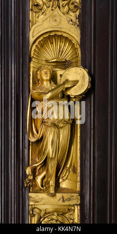 Florence le Baptistère (Battistero di San Giovanni), Baptistère de Saint-Jean, à l'Est des portes, ou des portes du paradis de Lorenzo Ghiberti, ( la Cattedrale di Santa Maria del Fiore de Florence - Cathédrale de Sainte Marie de la fleur 1336 ) Museo dell'Opera del Duomo Florence Italie italien. (Panneau de porte d'origine ) Banque D'Images