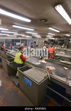 Rilleux-la-Pape (centre-est de la France). 2016/12/16. Digitale Veolia usine de tri des ménages. Employés au travail <br > *** *** légende locale . Banque D'Images