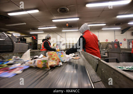 Rilleux-la-Pape (centre-est de la France). 2016/12/16. Digitale Veolia usine de tri des ménages. Employés au travail Banque D'Images