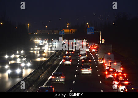 Lyon (sud-est de la France) : highway / autoroute A7. Embouteillage de nord à sud, sortie en direction de l'autoroute A45. 5:30 à 17:45 pm Local *** Banque D'Images