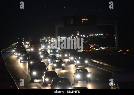 Lyon (sud-est de la France) : highway / autoroute A7. Embouteillage de nord à sud, sortie en direction de l'autoroute A45. 5:30 à 17:45 pm Local *** Banque D'Images