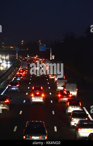 Lyon (sud-est de la France) : highway / autoroute A7. Embouteillage de nord à sud, sortie en direction de l'autoroute A45. 5:30 à 17:45 pm Local *** Banque D'Images