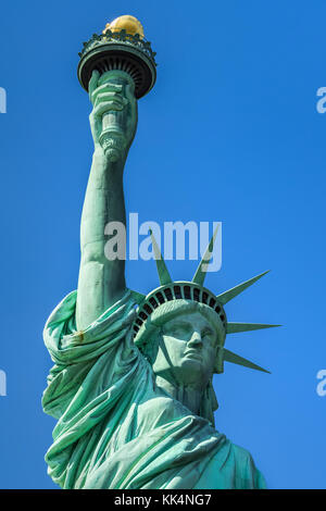 Gros plan de la Statue de la liberté avec sa torche et la couronne. Liberty Island, New York City Banque D'Images