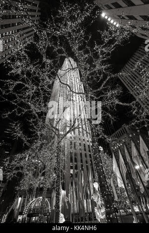 Vue de nuit sur le Centre Rockefeller Plaza et gratte-ciel illuminé par les lumières des fêtes d'hiver en noir et blanc. Manhattan, New York City Banque D'Images