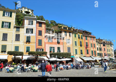 Italie, Ligurie : Portofino. Les touristes sur les terrasses dans le carré du petit village aux maisons colorées à l'abri dans une crique. Couple de personnes âgées Banque D'Images