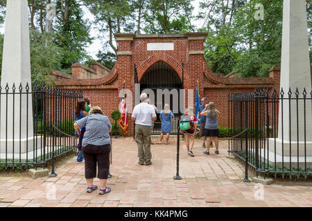 Les touristes se rendant sur le tombeau de la famille de George Washington au mont Vernon, Alexandria, Virginie. Banque D'Images