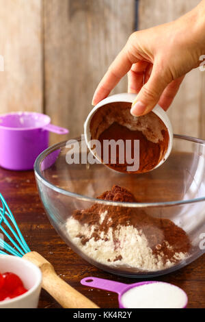 Biscuits moulés aux chocolat avec des cerises au marasquin Banque D'Images