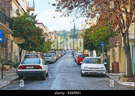 Athènes, Grèce - décembre 31, 2011 : la rue calme de Plaka avec rangées de beaux arbres d'agrumes avec fruits orange vif, le 31 décembre à Athènes. Banque D'Images