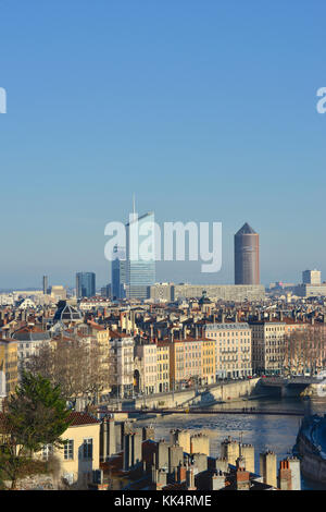 Lyon (sud-est de la France). Vue sur le toit en hiver sur le quartier des affaires de La Part Dieu avec les gratte-ciel Tour Incity, Bureau d'oxygene, le Cray Banque D'Images