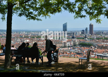 Lyon (sud-est de la France). 2017/05/22. Vue sur le toit avec des gratte-ciel dans le quartier de La Part-Dieu et le parc 'Jardin des curiosites' sur le Fou Banque D'Images