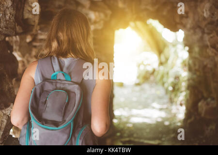 Femme avec sac à dos dans la grotte. Banque D'Images