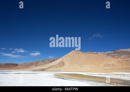 Paysage aride et couches de sel sur une claire journée d'automne à une fluctuation du Tso Kar salt lake, Ladakh, Inde Banque D'Images