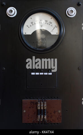 Vue en gros plan de l'ancienne jauge de température. Banque D'Images