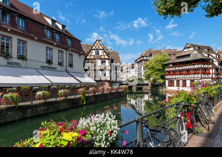 L'Ill dans le quartier historique de la Petite France, Strasbourg, Alsace, France Banque D'Images