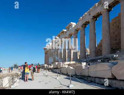 Les touristes à la face nord du Parthénon, Acropole, Athènes, Grèce Banque D'Images