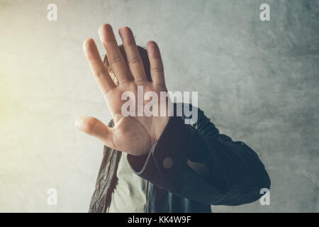 Se cacher le visage avec des hommes célèbres mains de paparazzi, aucun geste photos Banque D'Images