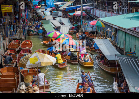 La Thaïlande, ratchaburi - le 14 août : c'est le marché flottant de Damnoen Saduak. c'est un endroit célèbre où les touristes viennent pour essayer la nourriture thaïe et acheter des souvenirs Banque D'Images