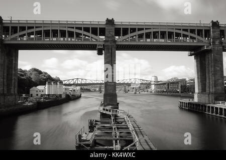 Le pont Swing au pont High Level est un chemin de fer et un pont piétonnier qui enjambe la rivière Tyne, dans le nord-est de l'Angleterre. Banque D'Images