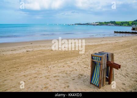 Transats sur la plage de Swanage en Angleterre Banque D'Images