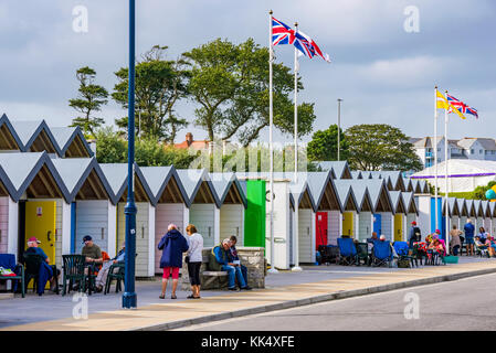 Swanage, Royaume-Uni - 07 septembre : c'est une vue de cabines de plage de Swanage et relaxant avec les gens assis dehors sur septembre 07, 2017 à Swanage Banque D'Images