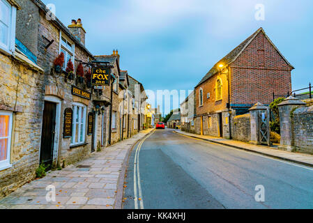 Corfe, Royaume-Uni - 08 septembre : il s'agit d'un soir voir d'une rue de la ville médiévale de corfe qui est bien connue pour son centre historique traditiona Banque D'Images