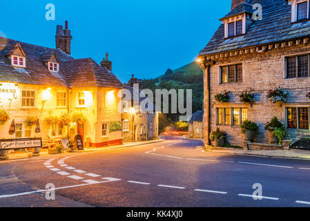 Corfe, Royaume-Uni - 08 septembre : il s'agit d'un soir voir d'une rue de la ville médiévale de corfe qui est bien connue pour son centre historique traditiona Banque D'Images