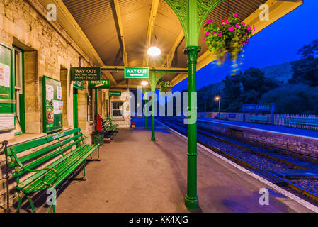 Corfe, Royaume-Uni - 08 septembre : c'est la plate-forme d'attente de corfe gare qui est bien connu pour sa cité médiévale traditionnelle ... Banque D'Images